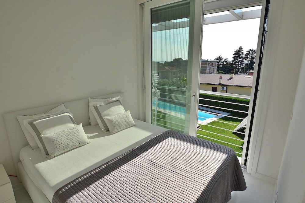 The White Apartment With Pool Apartment, 3 Bedrooms, Pool View 2
