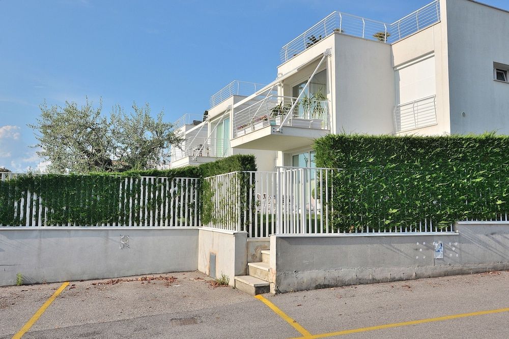 undefined The White Apartment With Pool 3