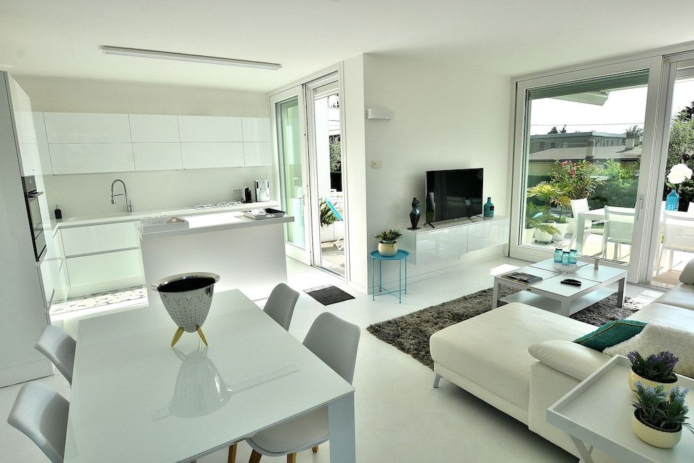 The White Apartment With Pool Apartment, 3 Bedrooms, Pool View 10