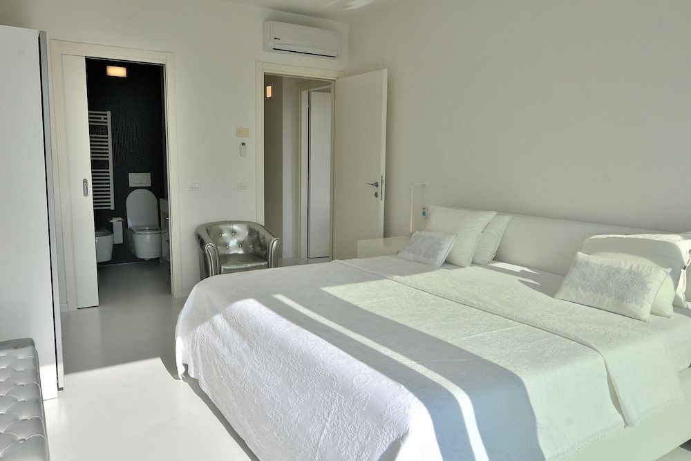 The White Apartment With Pool Apartment, 3 Bedrooms, Pool View 7