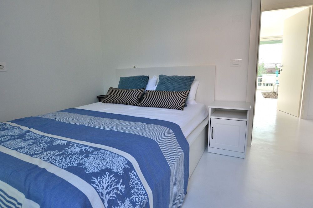 undefined The White Apartment With Pool 10