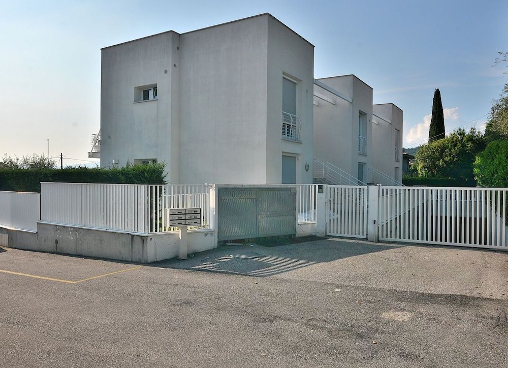 undefined The White Apartment With Pool 4