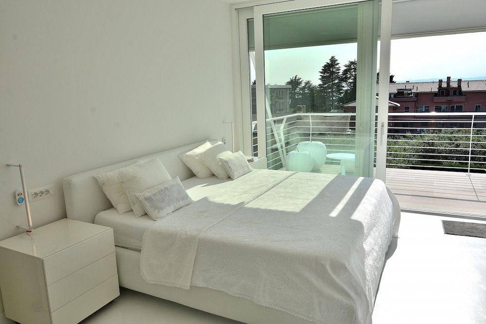 undefined The White Apartment With Pool 7