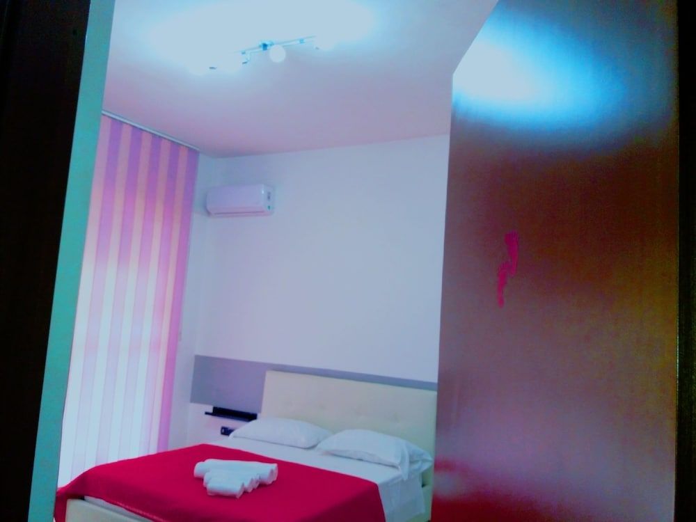 Double Room (Rosa)