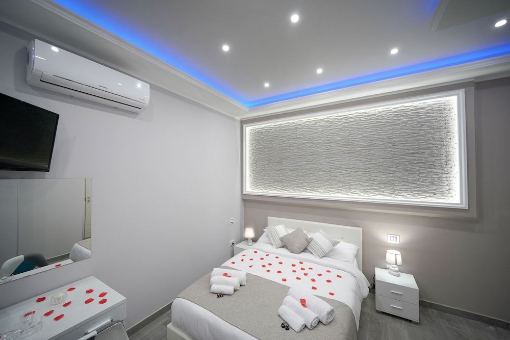 Exclusive Suite, 1 Queen Bed, Balcony, City View