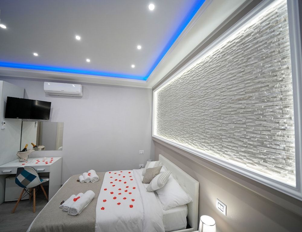 Exclusive Suite, 1 Queen Bed, Balcony, City View