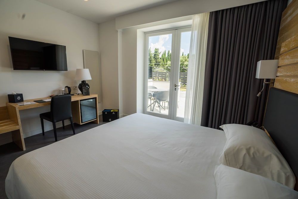 PM Hotel Deluxe Double or Twin Room 8