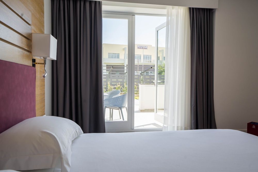 PM Hotel Deluxe Double or Twin Room 7