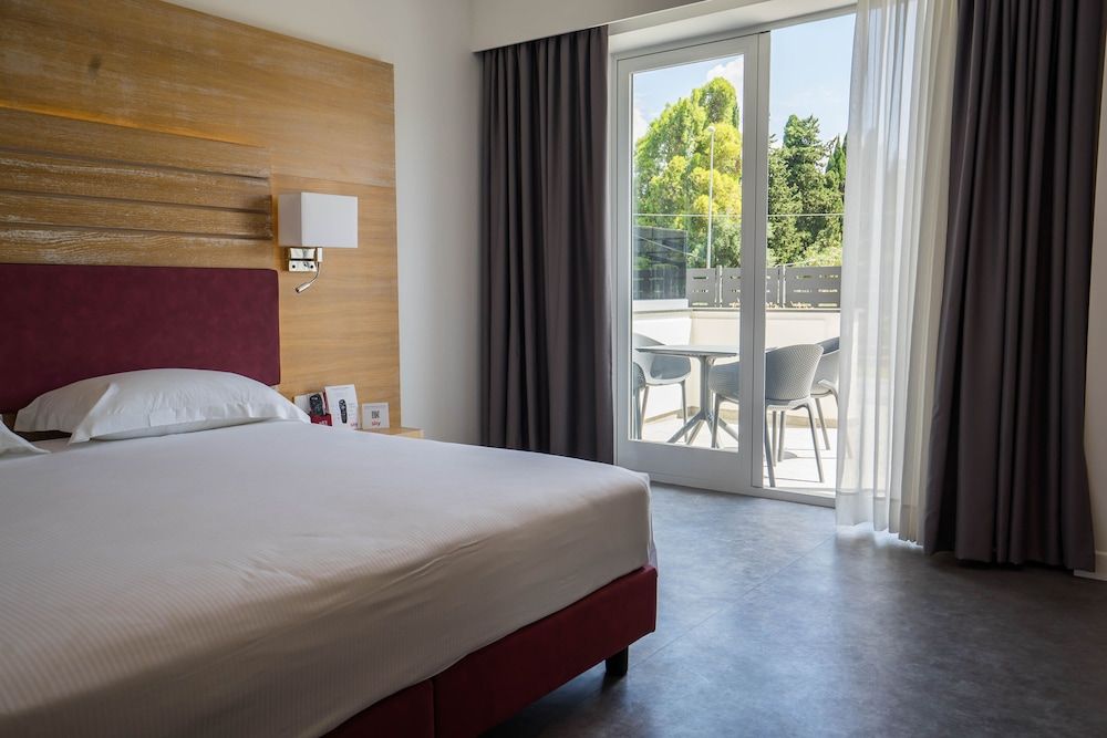 PM Hotel Deluxe Double or Twin Room 11