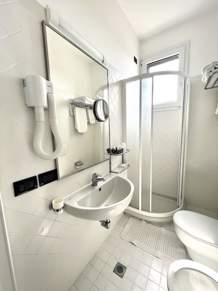 Hotel B&B Montecarlo Double or Twin Room 6