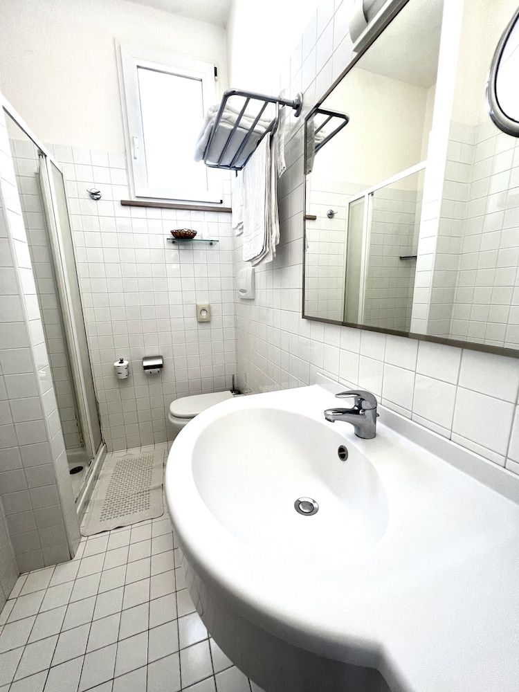 Hotel B&B Montecarlo Double or Twin Room 9