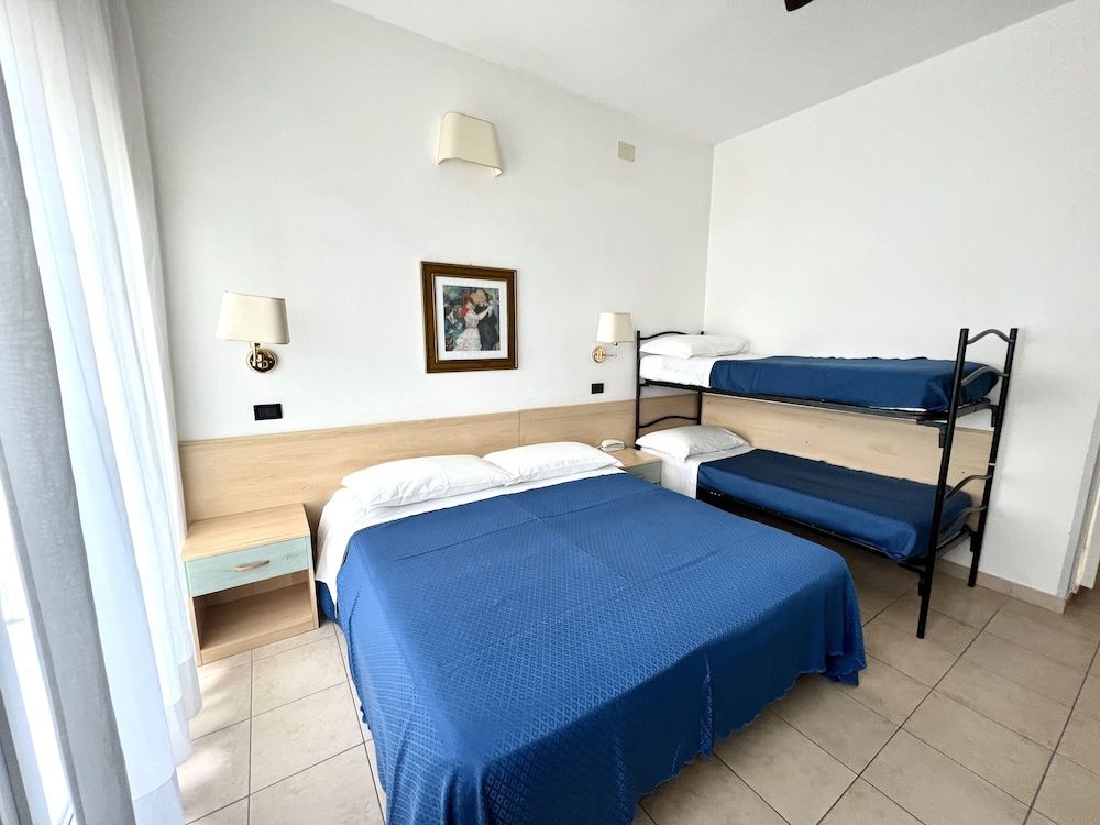 Hotel B&B Montecarlo Panoramic Quadruple Room 4