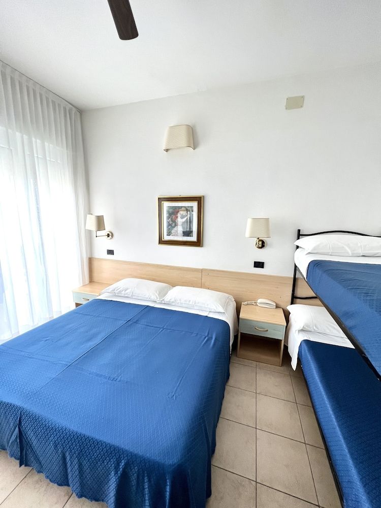 Hotel B&B Montecarlo Panoramic Quadruple Room