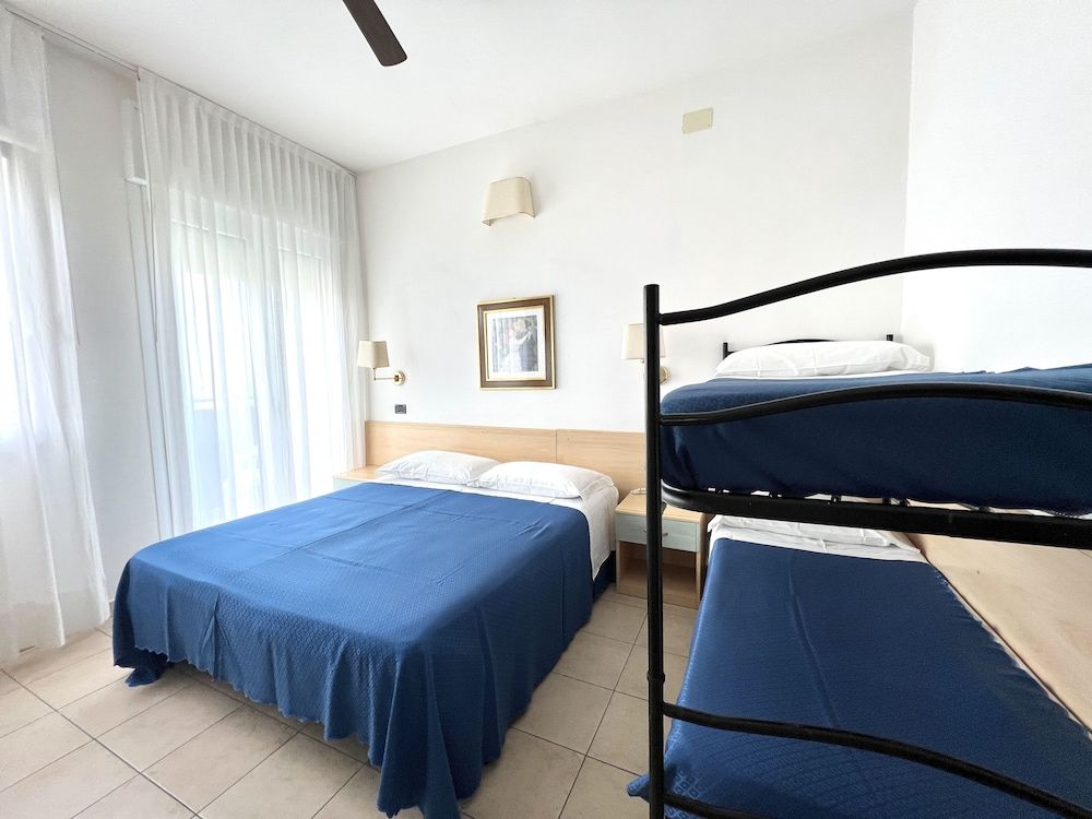 Hotel B&B Montecarlo Panoramic Quadruple Room 5