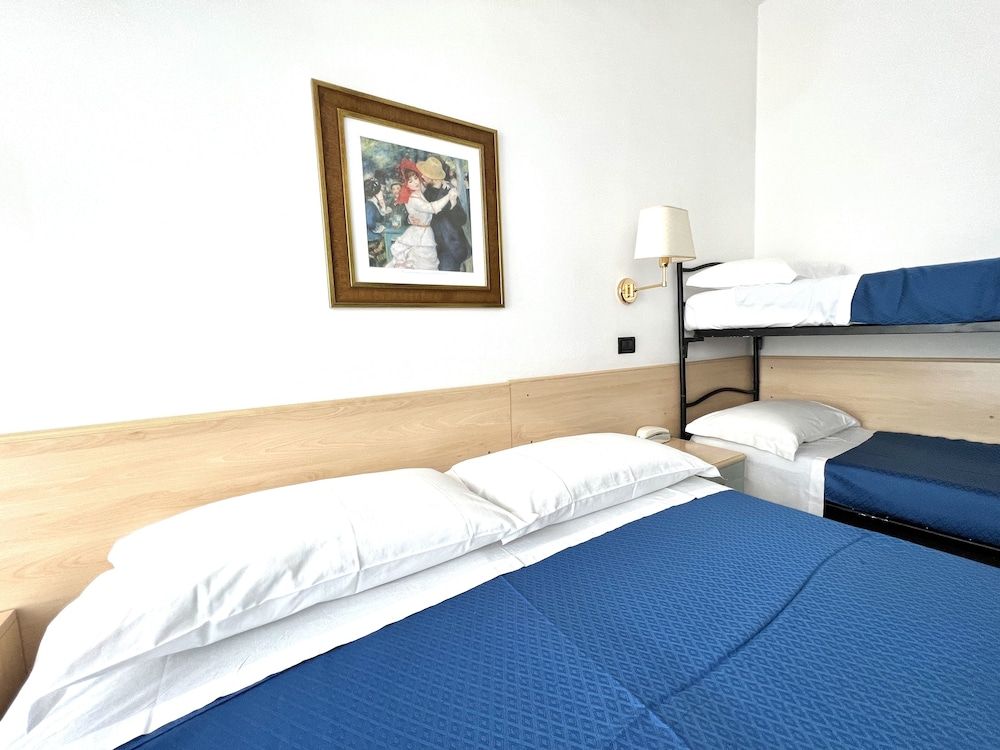 Hotel B&B Montecarlo Panoramic Quadruple Room 3