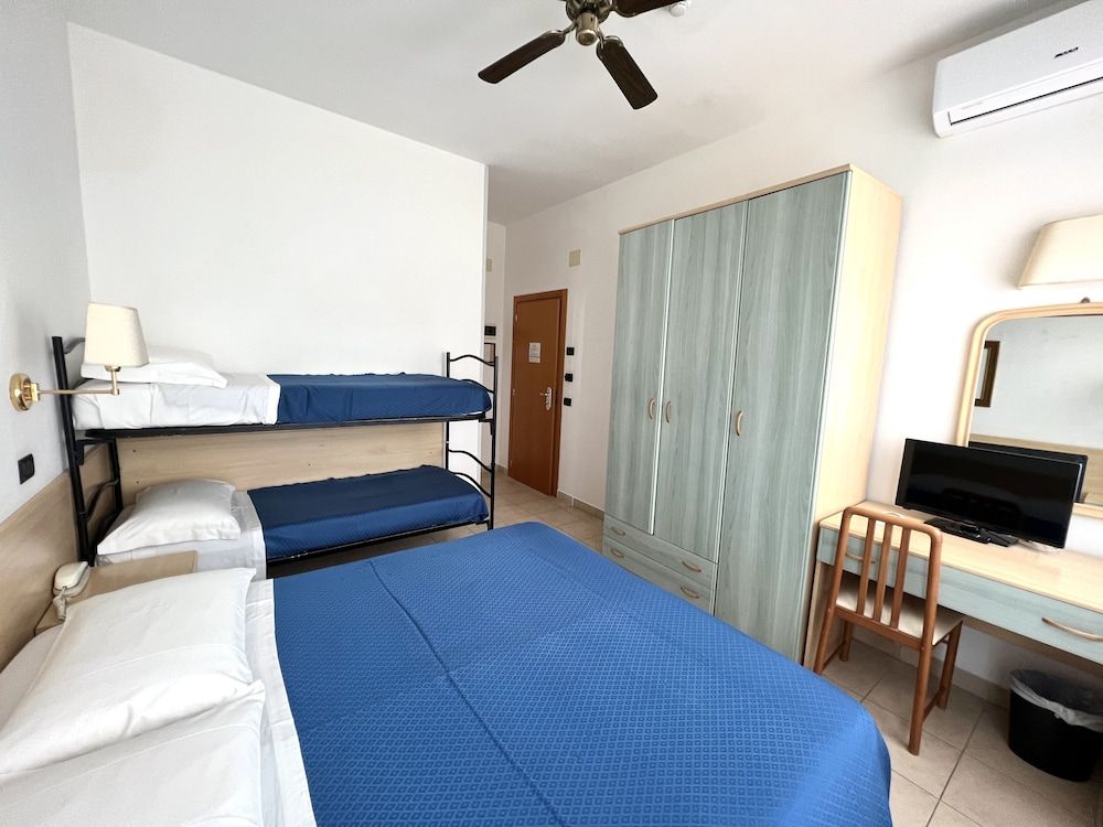 Hotel B&B Montecarlo Panoramic Quadruple Room 2