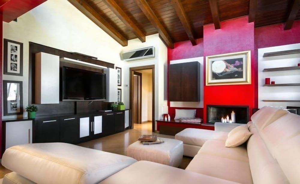 Your Home in Como Lake Apartment, 2 Bedrooms 2