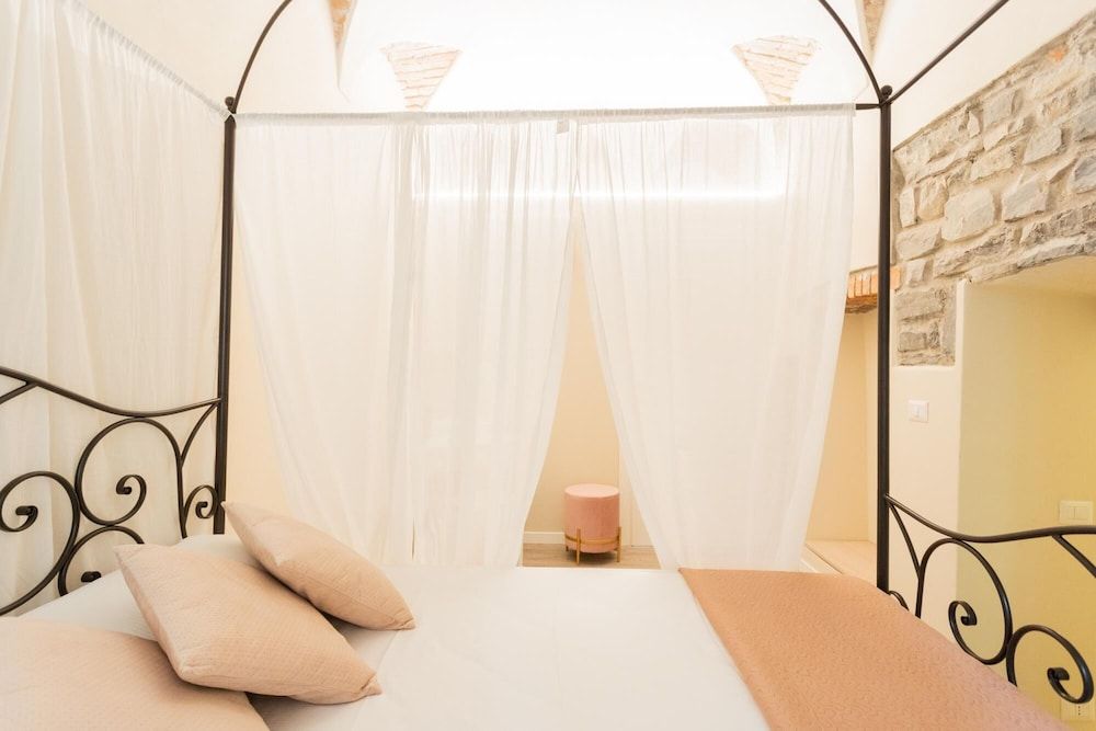 undefined Romantic Escape in the 400s 7