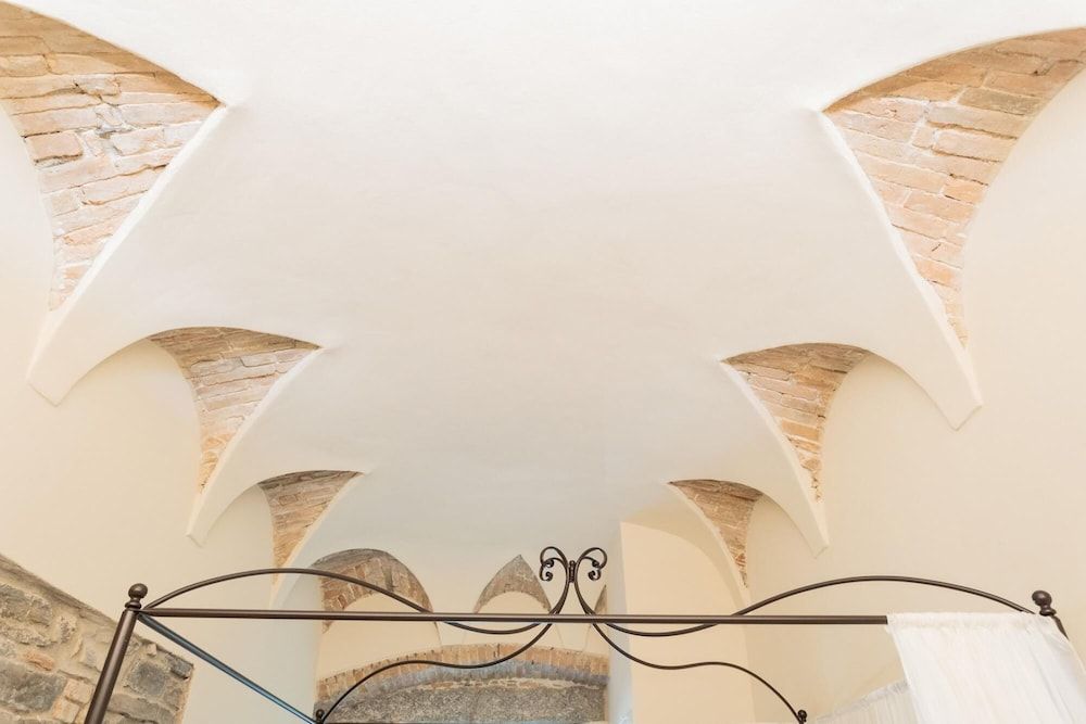 undefined Romantic Escape in the 400s 8