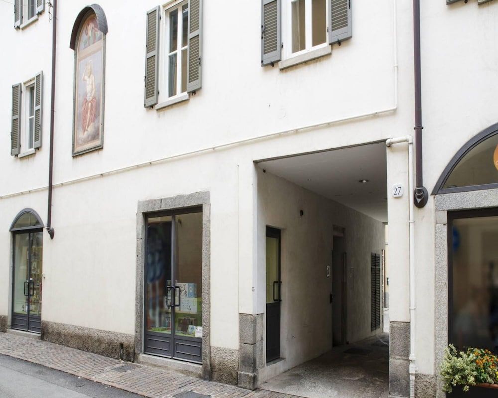 undefined Charming Modern Apartment 3