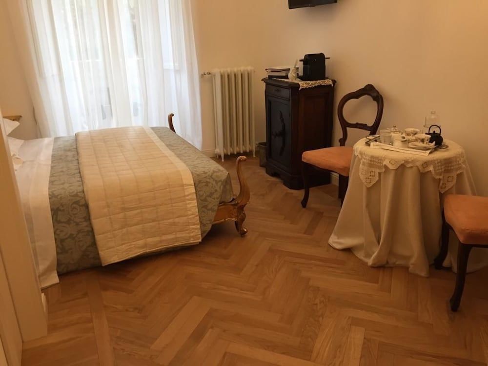 La Belle Coquette B&B Deluxe Double Room, 1 Queen Bed (Ofelia) 3