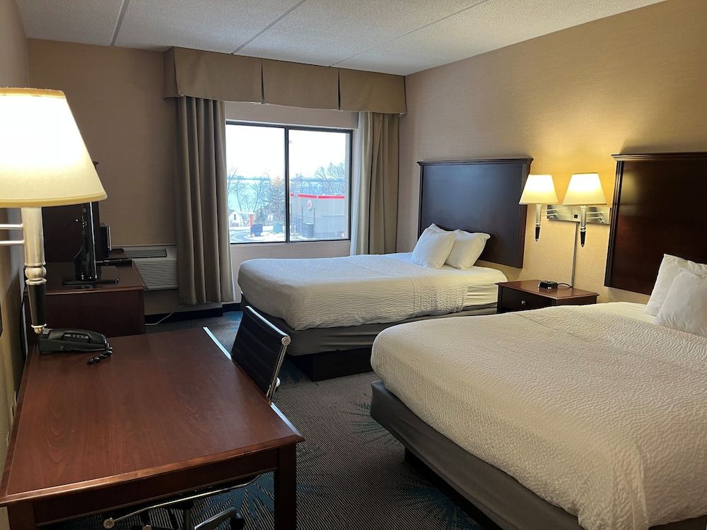 Days Inn by Wyndham Duluth Lakewalk Standard Room, 2 Queen Beds, Non Smoking 4