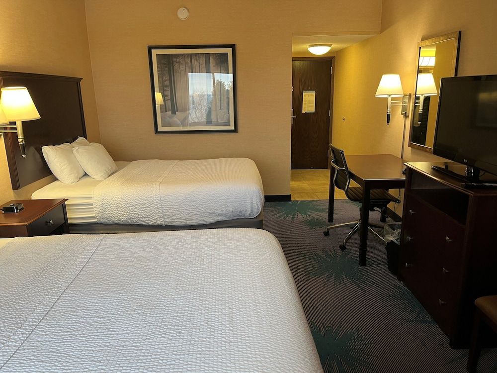 Days Inn by Wyndham Duluth Lakewalk Standard Room, 2 Queen Beds, Non Smoking 6