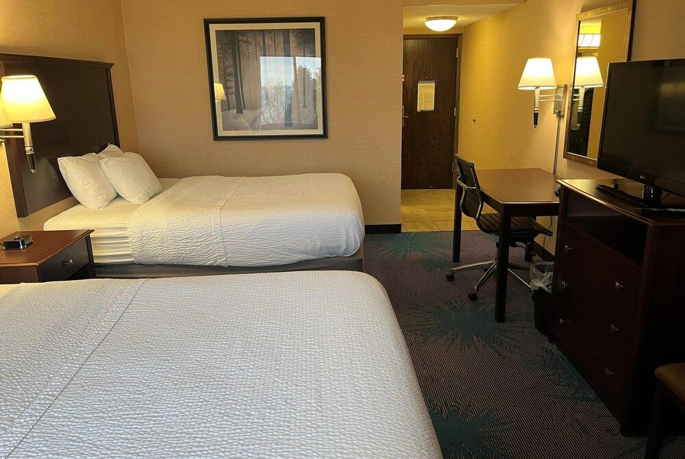 Days Inn by Wyndham Duluth Lakewalk Standard Room, 2 Queen Beds, Non Smoking 7