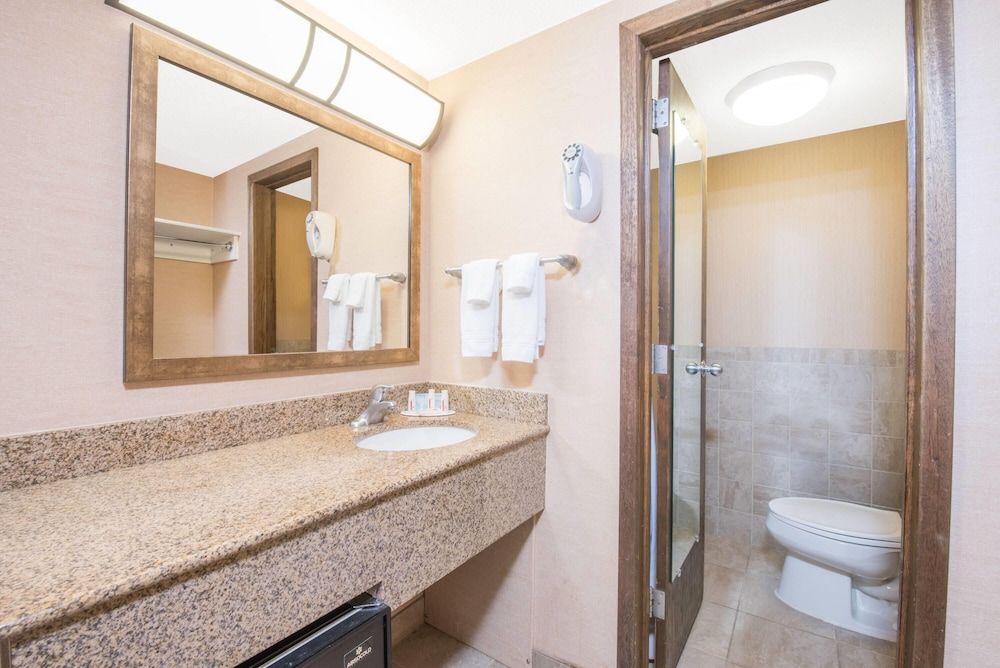 Days Inn by Wyndham Duluth Lakewalk Standard Room, 2 Queen Beds, Non Smoking 8