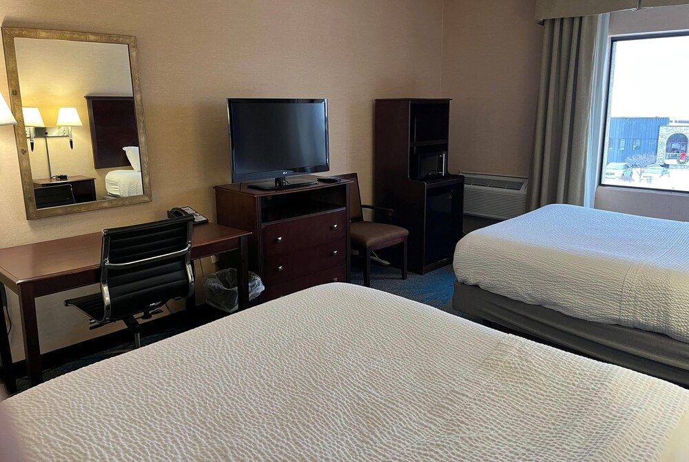 Days Inn by Wyndham Duluth Lakewalk Standard Room, 2 Queen Beds, Non Smoking 3
