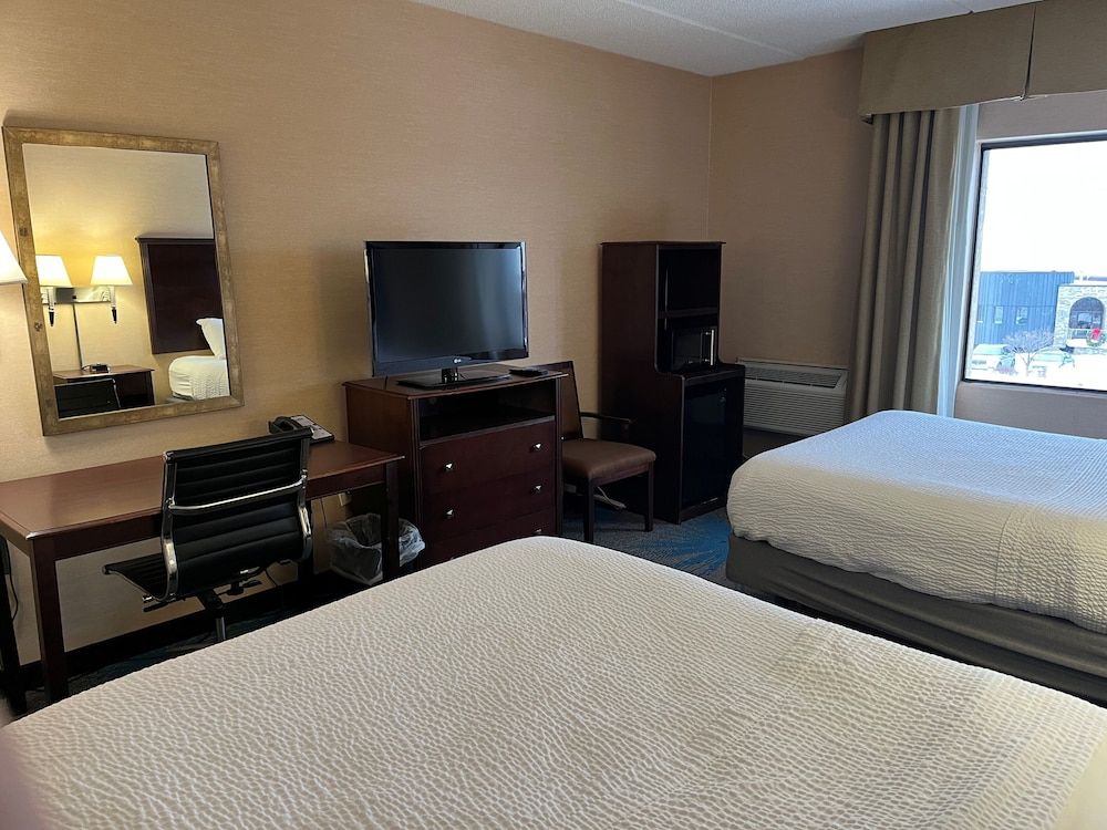 Days Inn by Wyndham Duluth Lakewalk Standard Room, 2 Queen Beds, Non Smoking 2