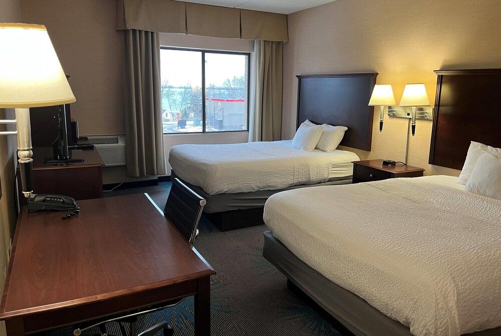 Days Inn by Wyndham Duluth Lakewalk Standard Room, 2 Queen Beds, Non Smoking 5