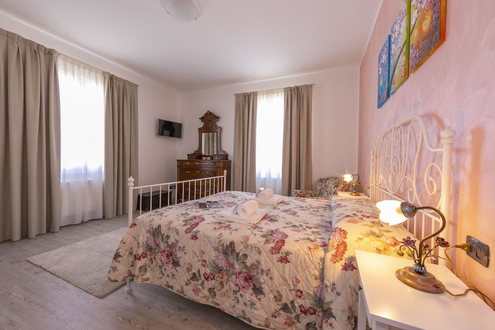 Family Apartment, 3 Bedrooms, 2 Bathrooms (La Maison Fleurie Appartamento Giglio)