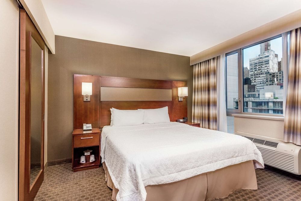Hampton Inn Manhattan Grand Central Room, 1 King Bed, City View 3