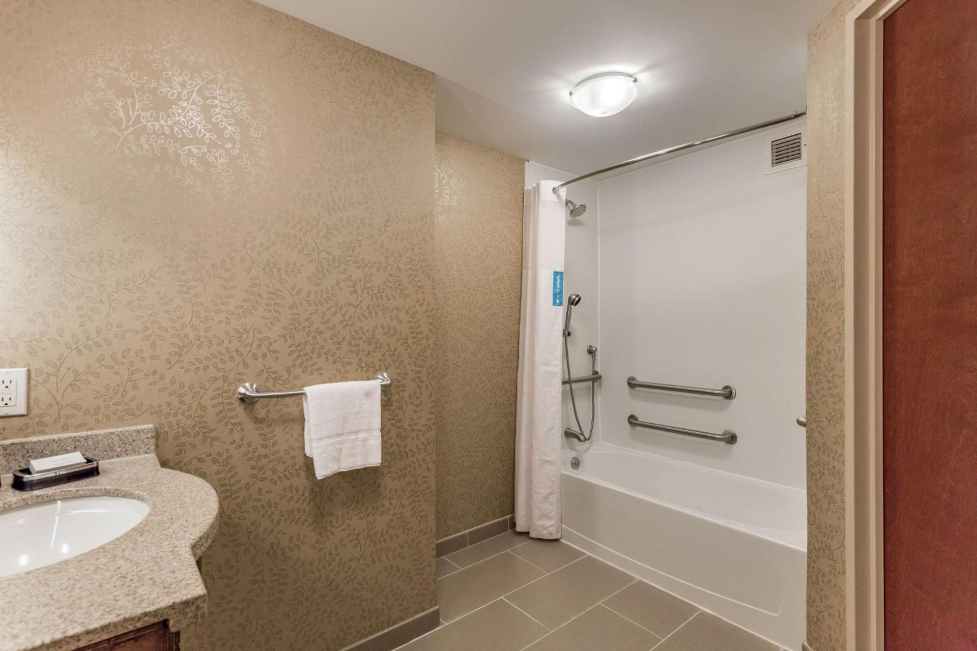 2 Double Mobility Access W/tub-shower Ns