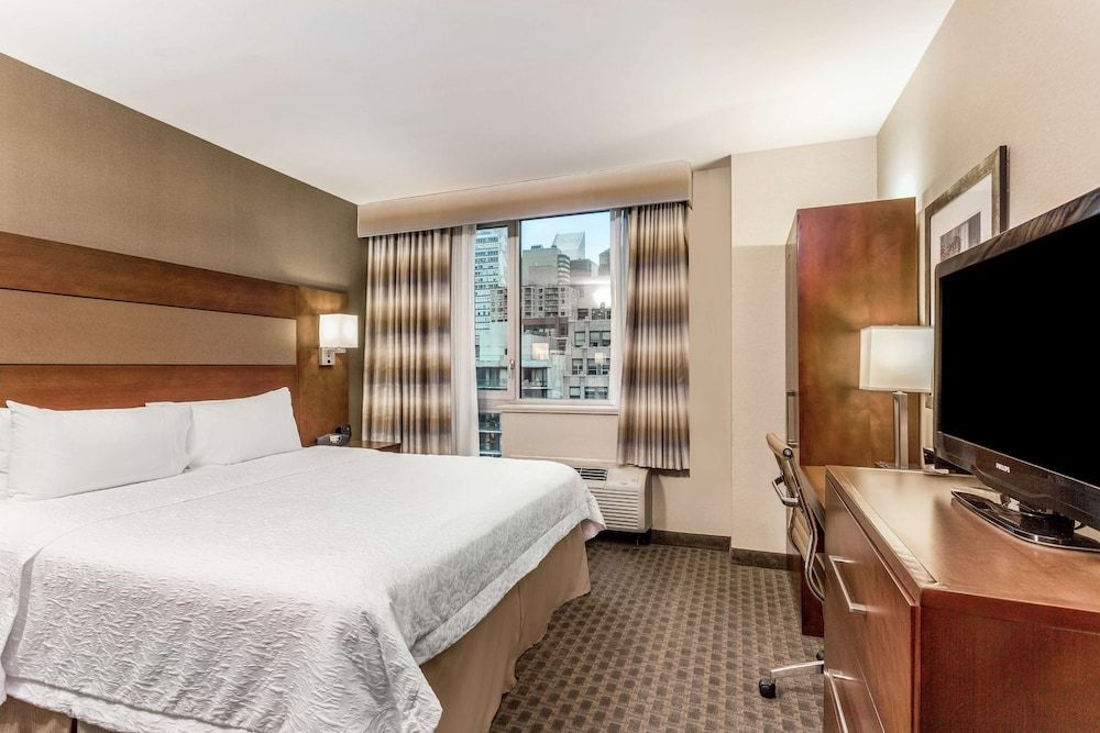Hampton Inn Manhattan Grand Central Room, 1 King Bed, City View 2