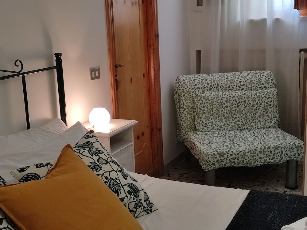 Basic Double Room, 1 King Bed