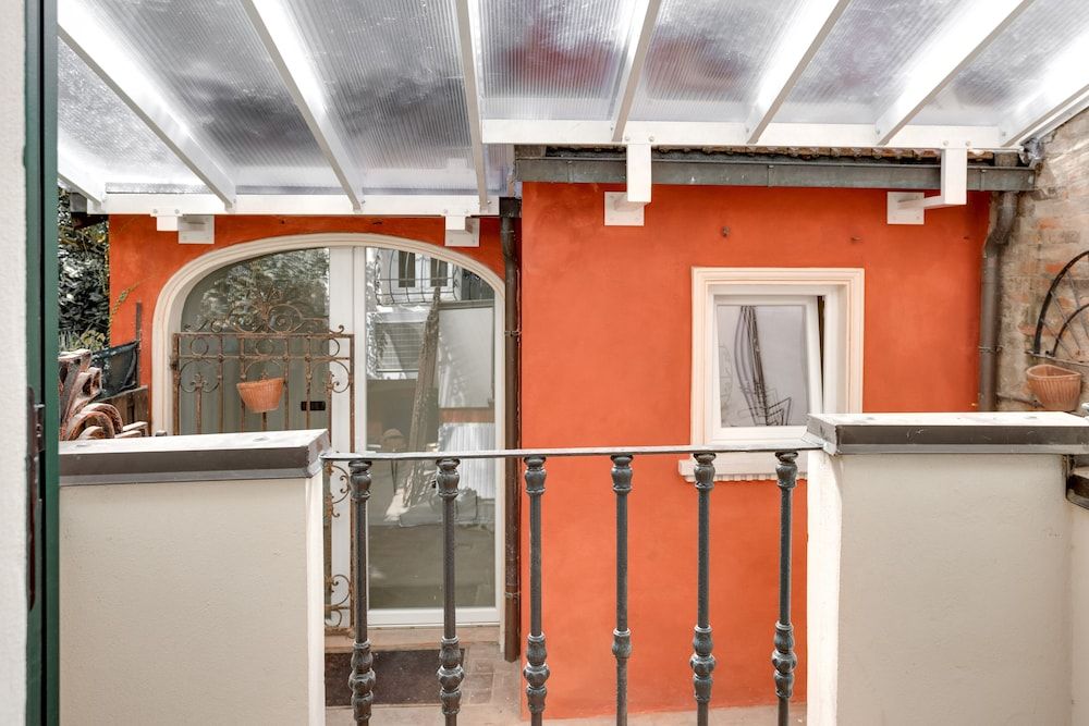 Ferrara Rooms Studio Suite, Annex Building 5