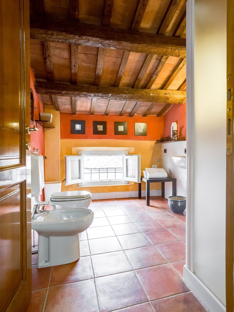 Ferrara Rooms Studio Suite, Annex Building 7