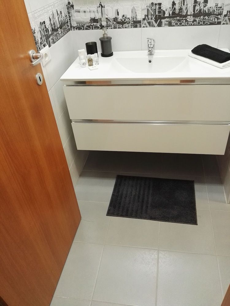 Black & White Comfort Room, Balcony 8