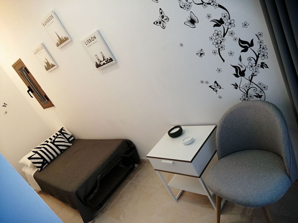 Black & White Comfort Quadruple Room 5