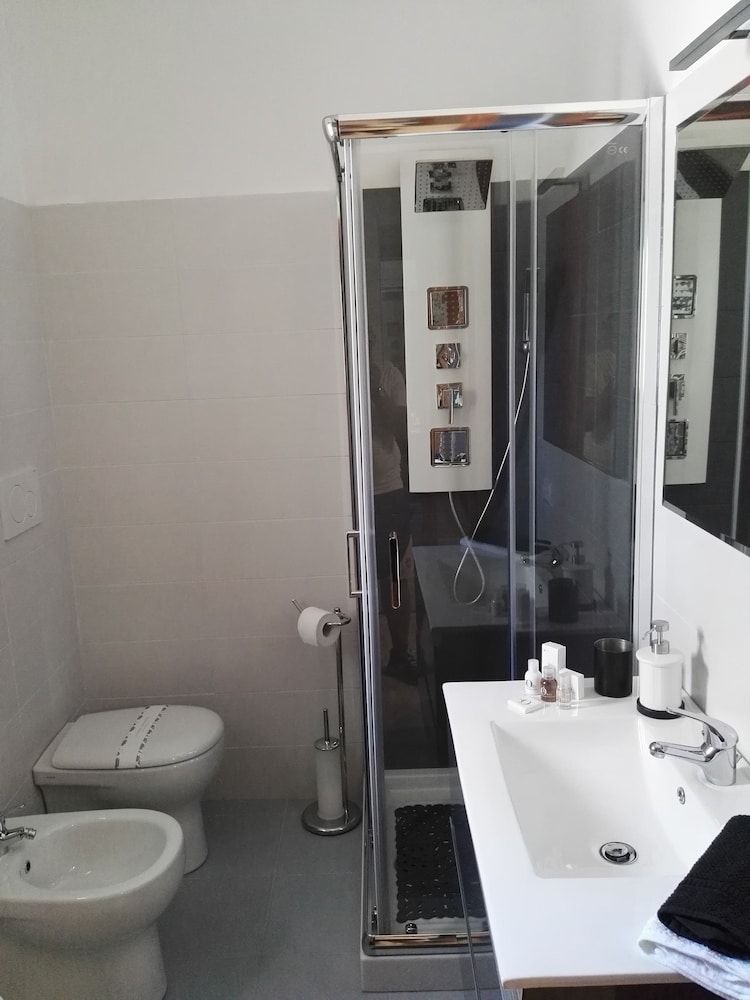 Black & White Comfort Room, Balcony 10