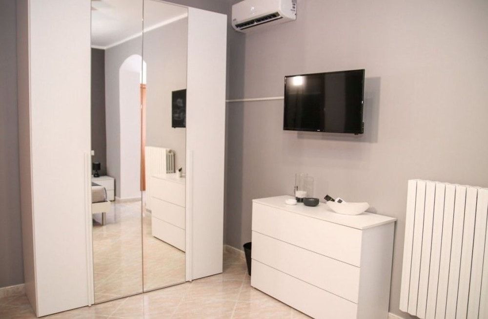 Black & White Comfort Quadruple Room 2