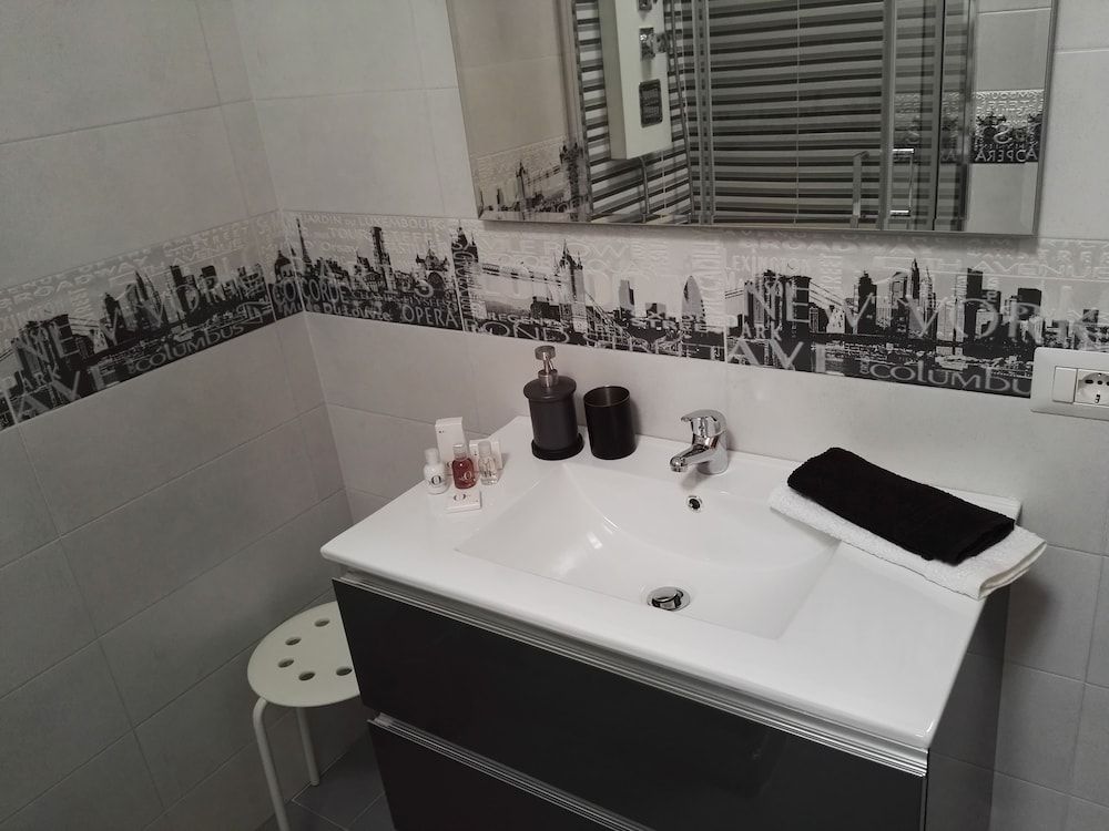 Black & White Comfort Quadruple Room 9