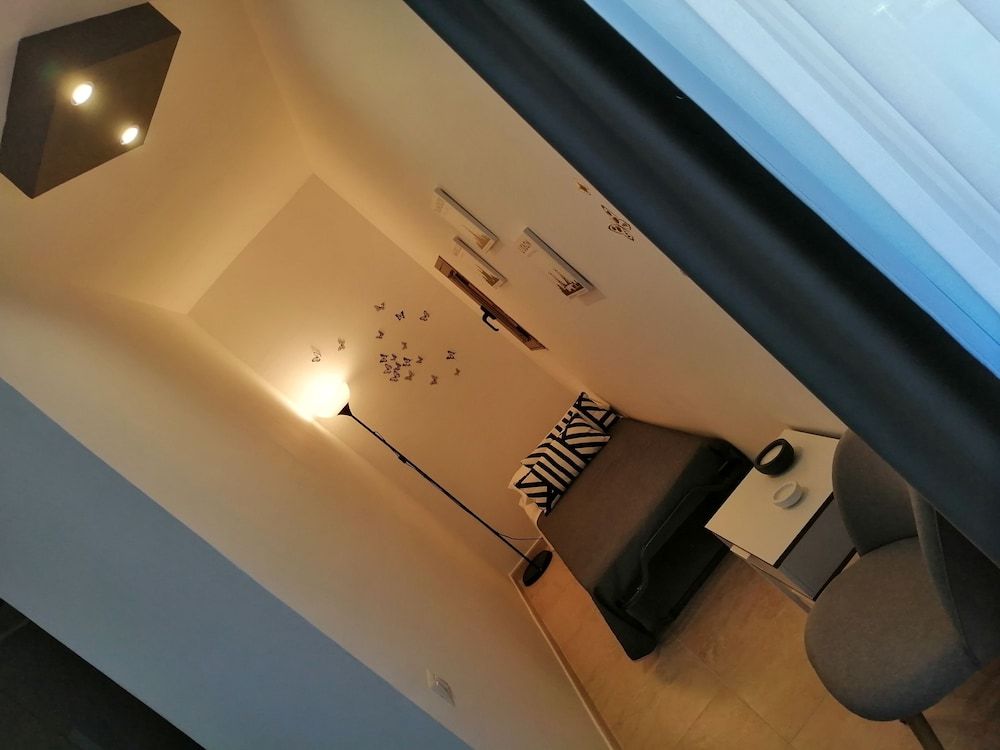 Black & White Comfort Quadruple Room 8