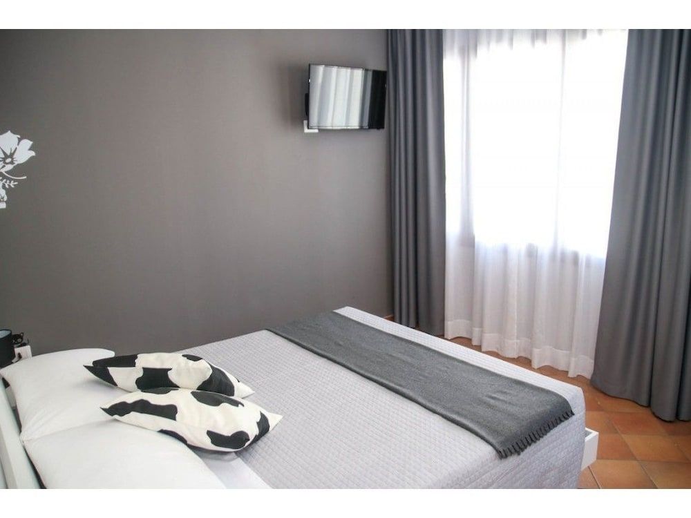 Black & White Family Studio 4