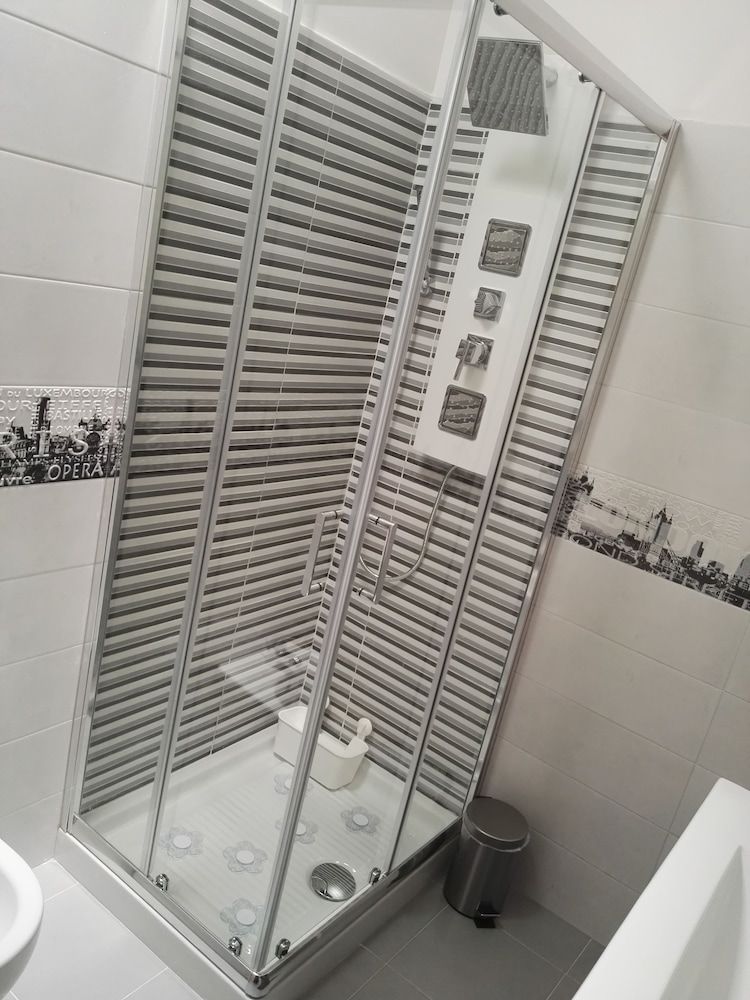 Black & White Comfort Quadruple Room 10