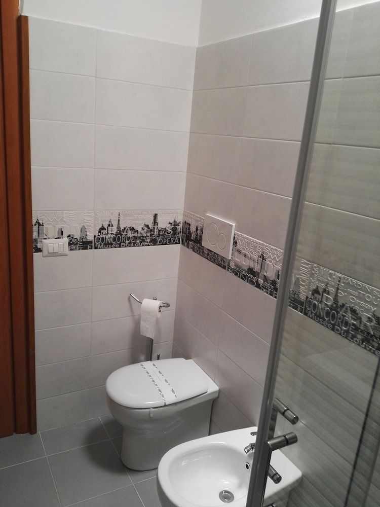 Black & White Comfort Quadruple Room 11