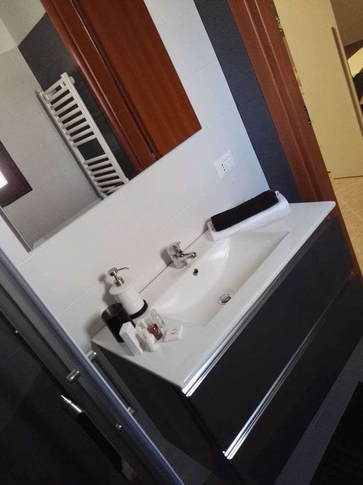 Black & White Comfort Room, Balcony 11