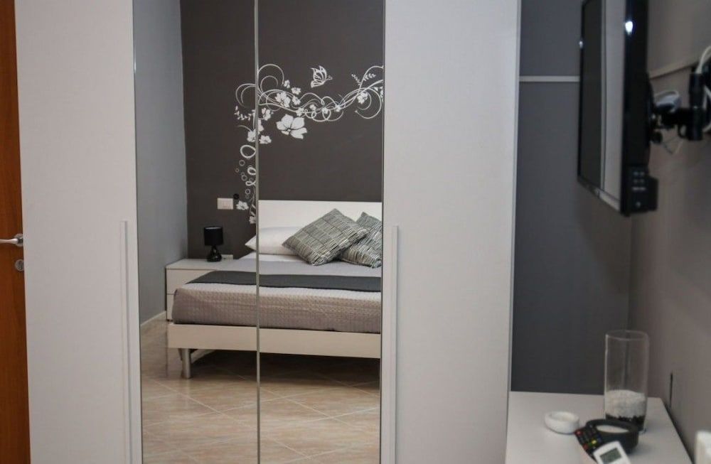 Black & White Comfort Quadruple Room 3